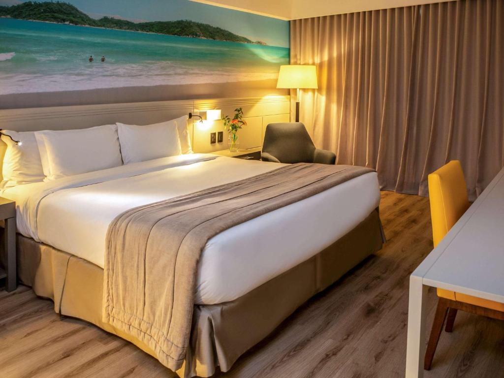 Postel nebo postele na pokoji v ubytování Novotel Florianopolis