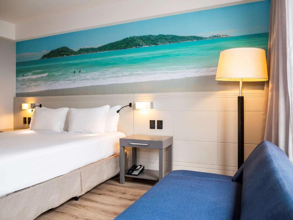 Postel nebo postele na pokoji v ubytování Novotel Florianopolis
