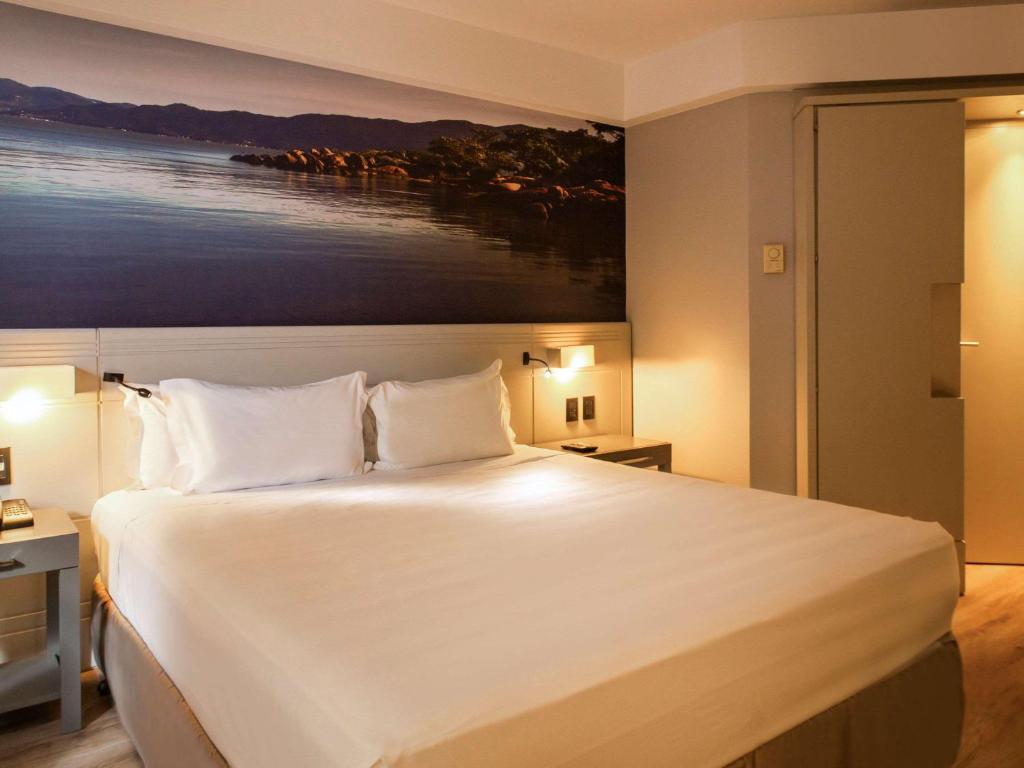 Postel nebo postele na pokoji v ubytování Novotel Florianopolis