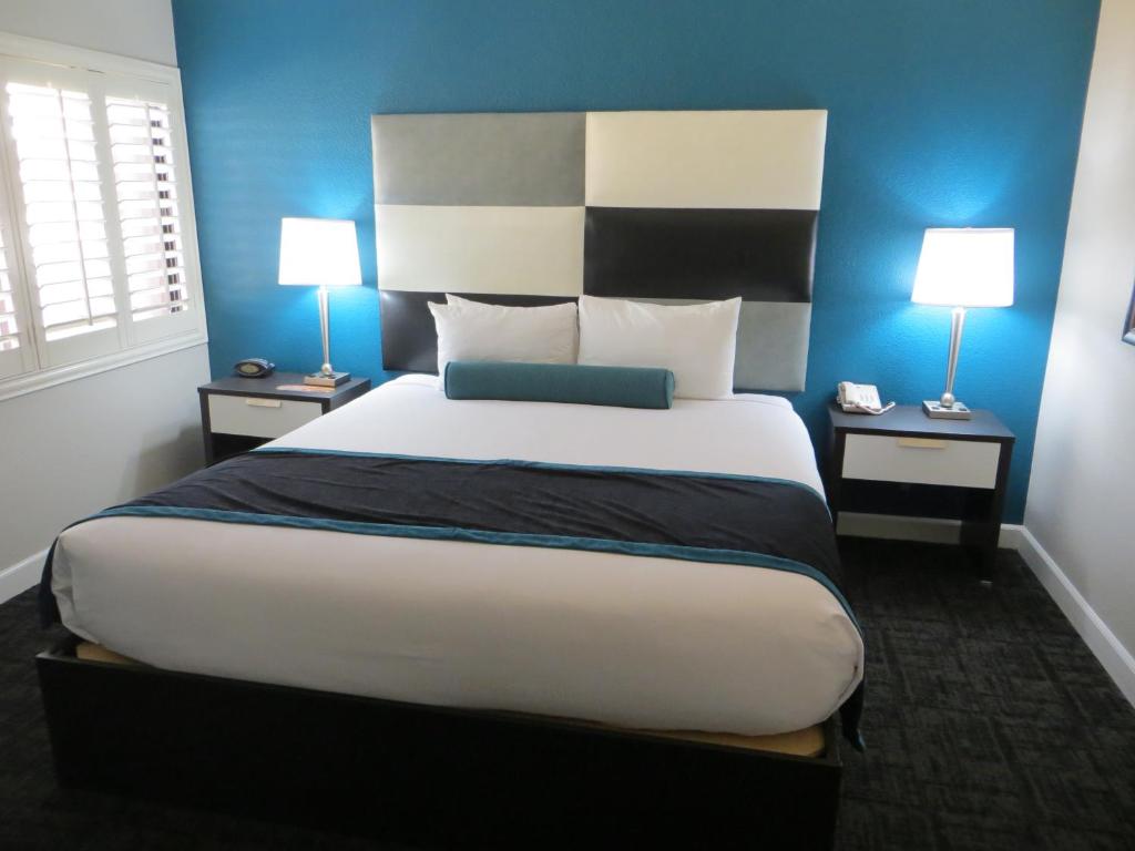 Best Western Plus Casino Royale - Center Strip - Deluxe King Suite (No Resort Fees + Free Parking)