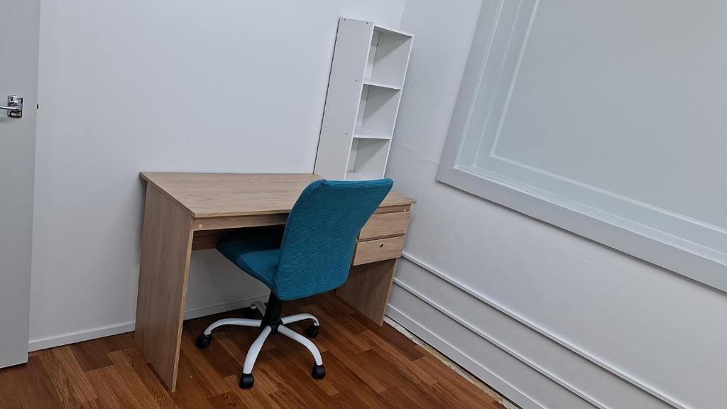 5 Beds including 1 Double Bed, 2 single Beds, 2 Double Sofa Beds, Suite 4, 37 Totara Avenue, New Lynn - Resim 11