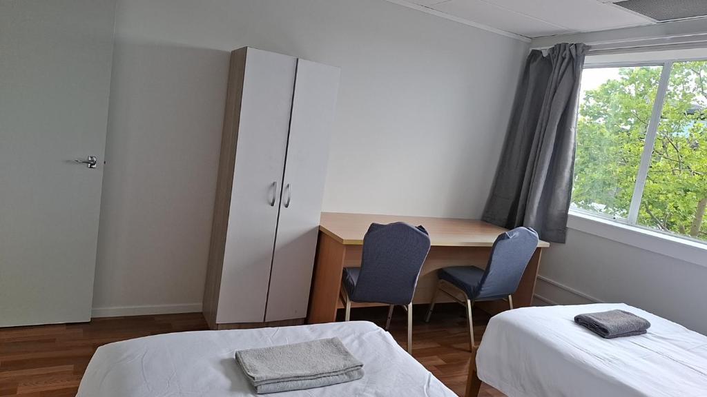 5 Beds including 1 Double Bed, 2 single Beds, 2 Double Sofa Beds, Suite 4, 37 Totara Avenue, New Lynn - Resim 12