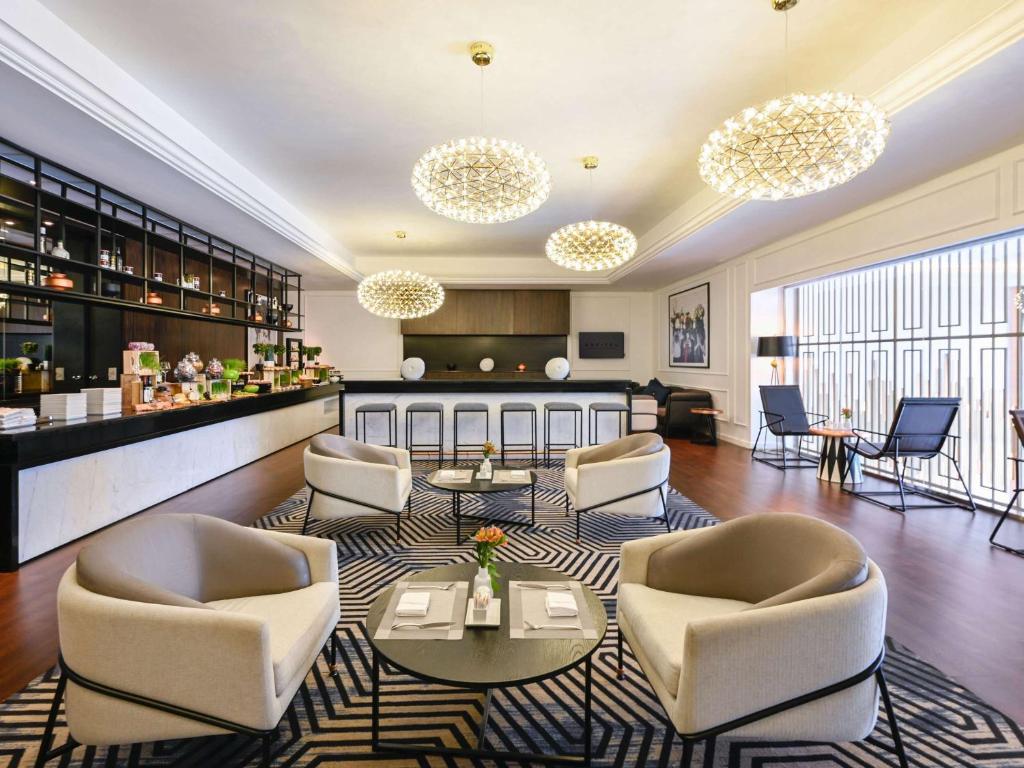 Lounge nebo bar v ubytování Sofitel Dubai Jumeirah Beach