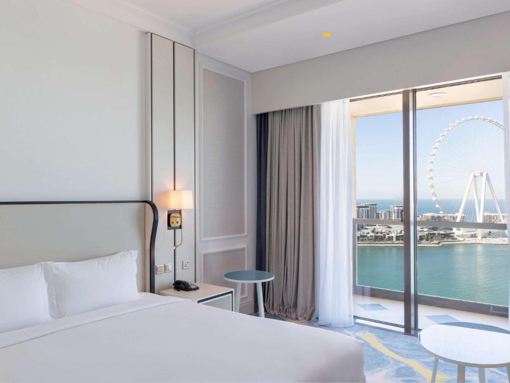 Postel nebo postele na pokoji v ubytování Sofitel Dubai Jumeirah Beach