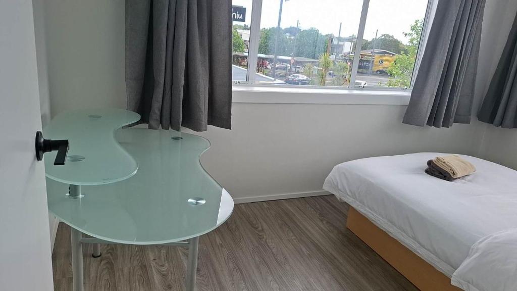 9 Beds including 3 Double Beds, 4 Single Beds, 2 Sofa Bed, Suite 1, 37 Totara Avenue, New Lynn - Resim 12