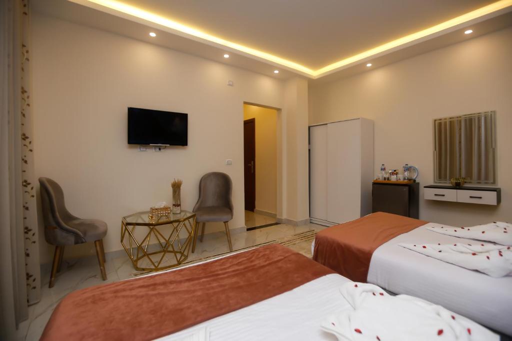Postel nebo postele na pokoji v ubytování Pyramids Palace INN