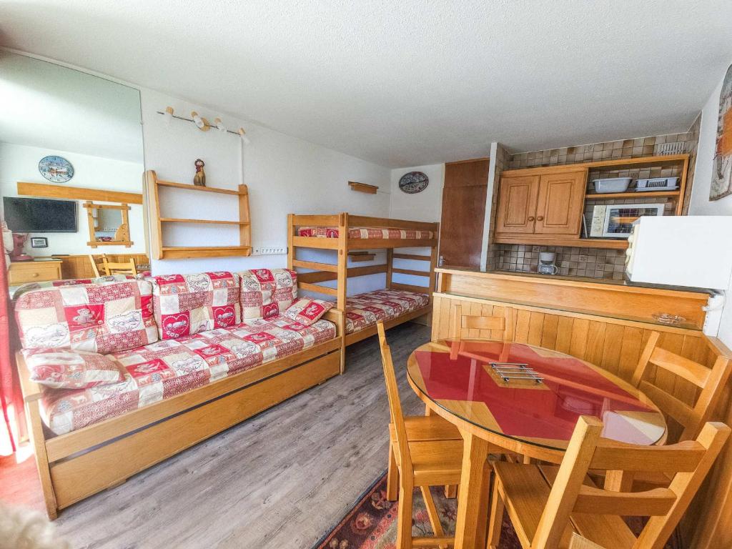 - un salon avec une table et un lit ainsi qu'une salle à manger dans l'établissement Studio confort 3 pers, proche pistes, balcon sud-ouest - FR-1-452-26, aux Menuires