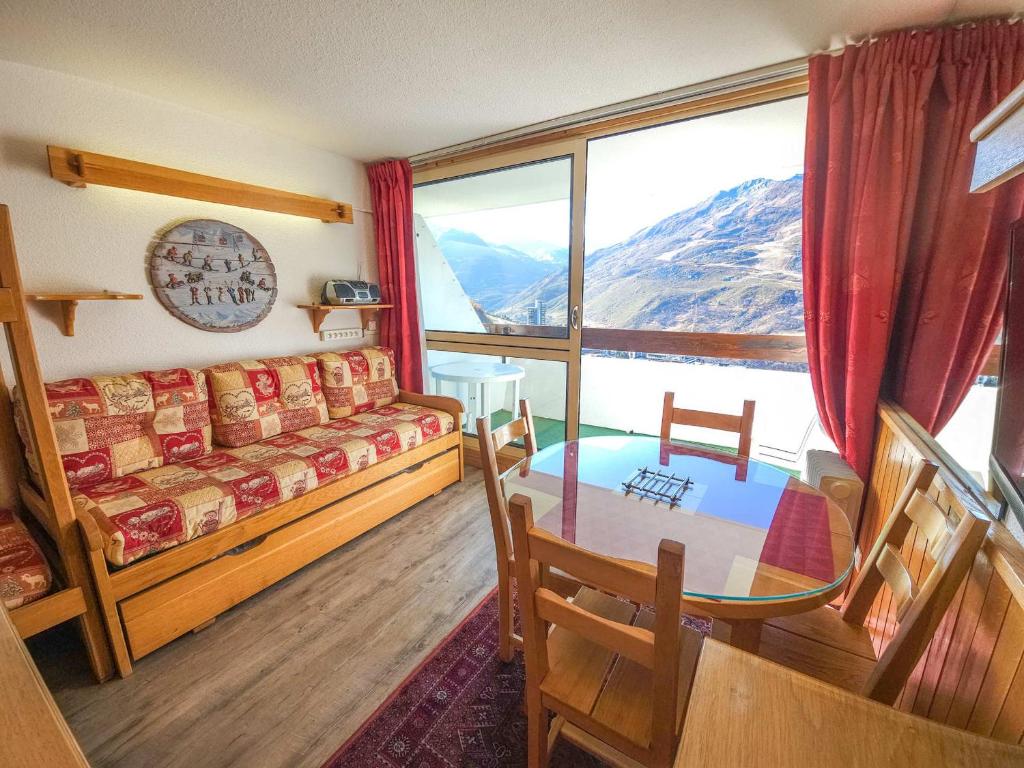 une chambre avec un lit, une table et une fenêtre dans l'établissement Studio skis aux pieds aux Menuires pour 3 personnes, balcon et casier à skis - FR-1-452-3, aux Menuires