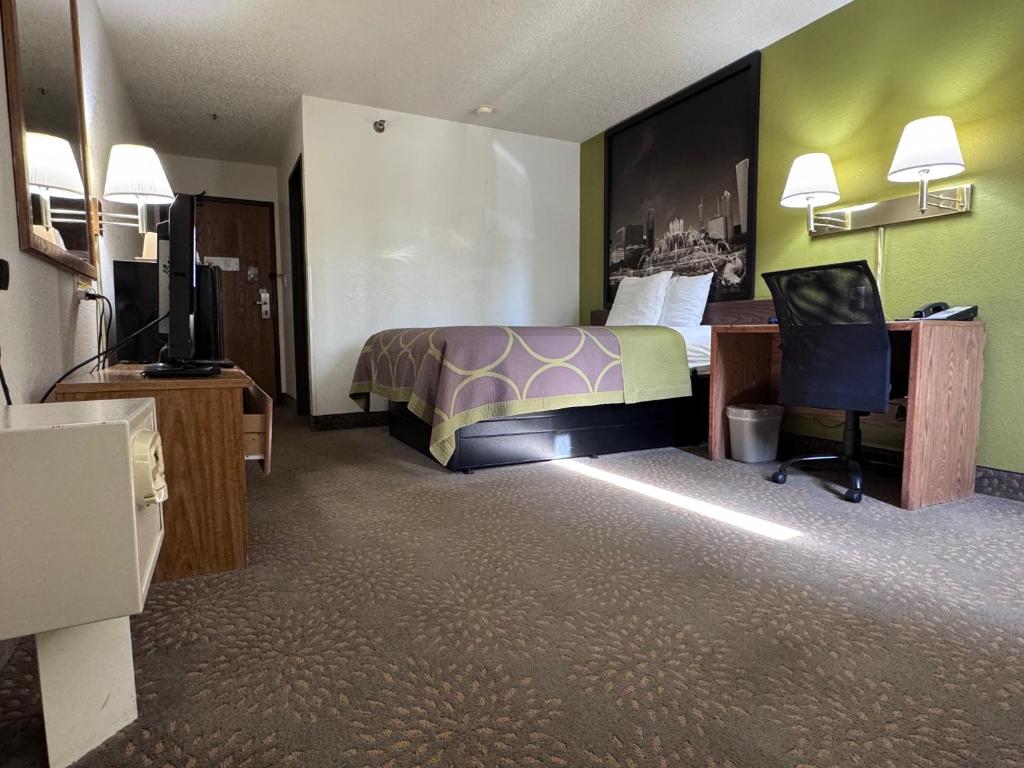 Super 8 by Wyndham Mokena/Frankfort /I-80 - Queen Room - Mobility Access/Non-Smoking