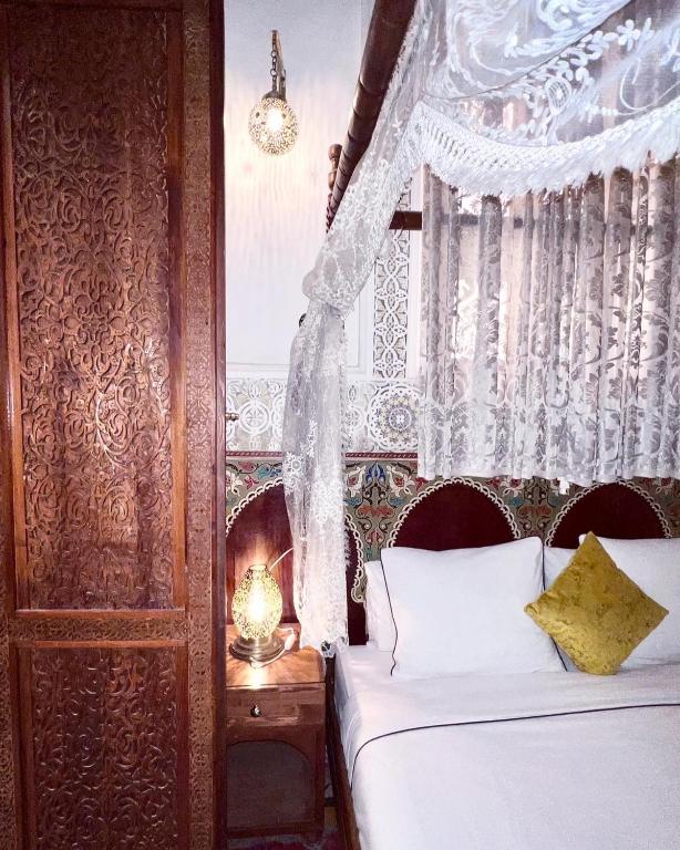Postel nebo postele na pokoji v ubytování Riad Fes Madaw