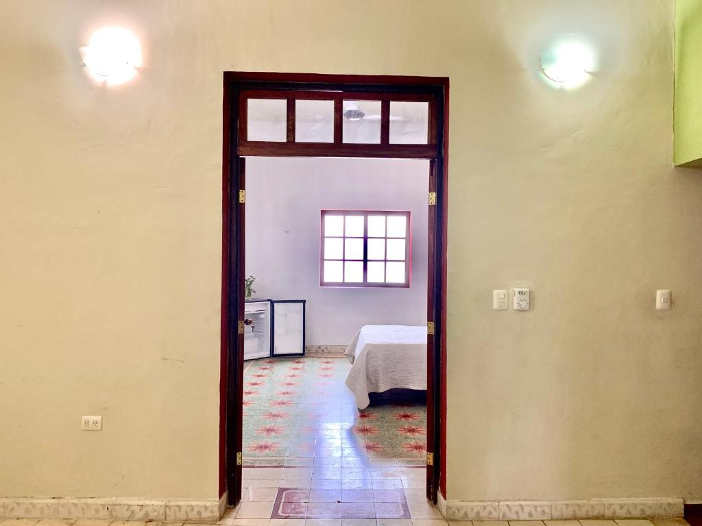 an open door into a room with a bed at Habitación con piscina en el centro de Mérida in Mérida