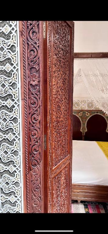 Postel nebo postele na pokoji v ubytování Riad Fes Madaw