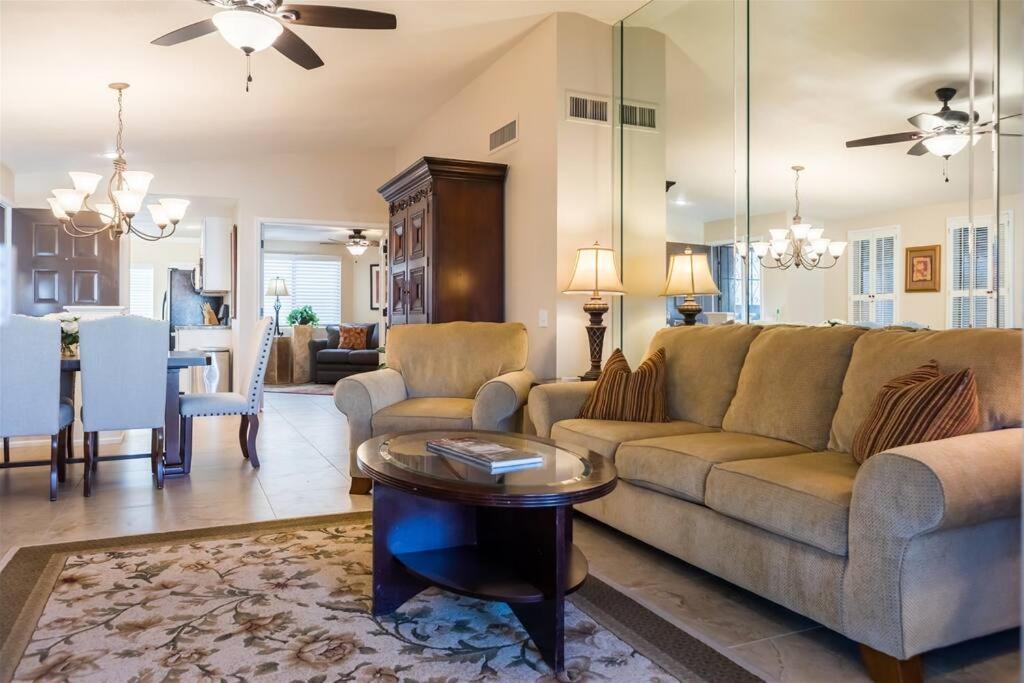 Un lugar para sentarse en Cozy, quiet house, covered patio dining, sun room
