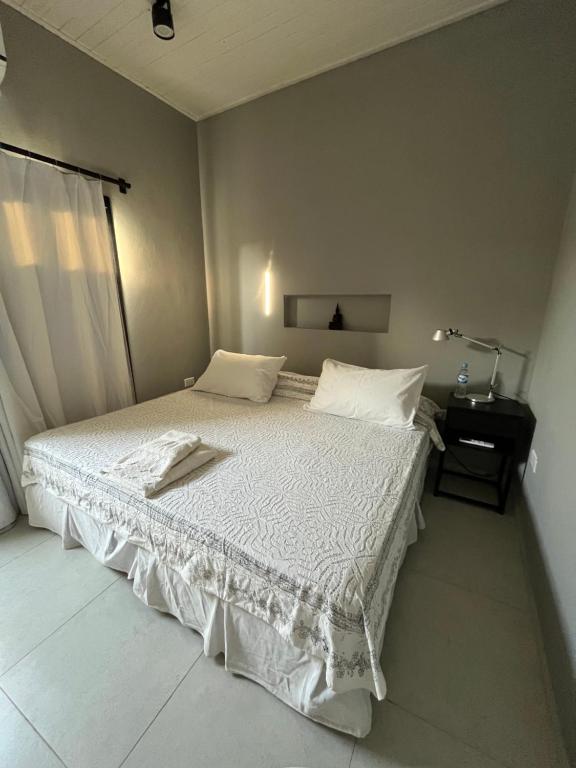 a bedroom with a bed with a white bedspread at Elegante y confortable Departamento Mitre in Esquina