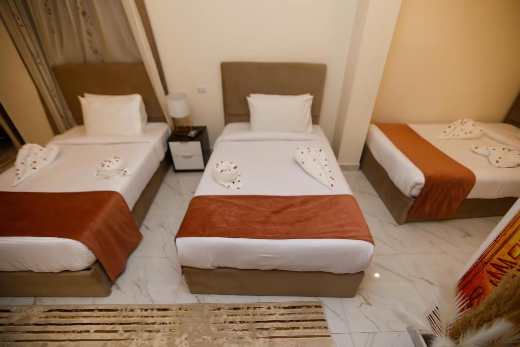 Postel nebo postele na pokoji v ubytování Pyramids Palace INN