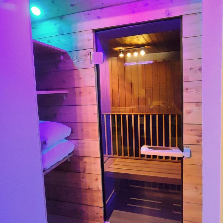 una camera con sauna e luce viola di Villa Bischofsberg - Lärchen-Wellness Apartment a Windischgarsten