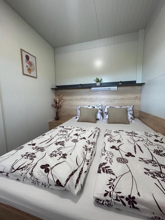 Postel nebo postele na pokoji v ubytování Mobile home VilMaris