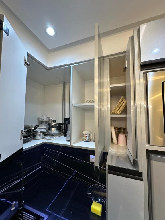 Kuchyň nebo kuchyňský kout v ubytování Élégant Studio près Four Seasons