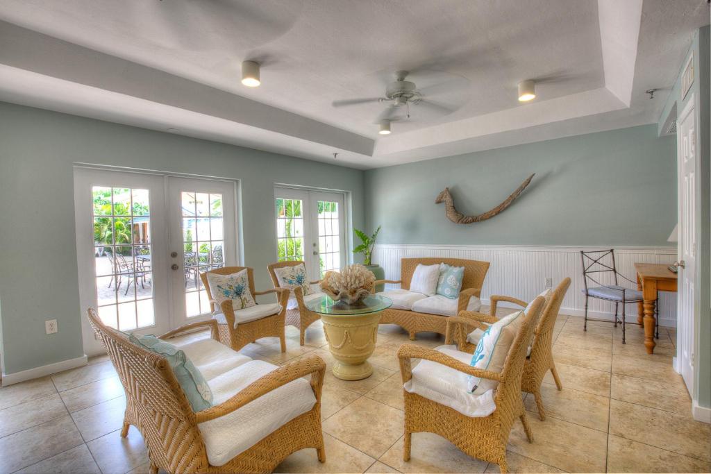 Naples Garden Inn photo
