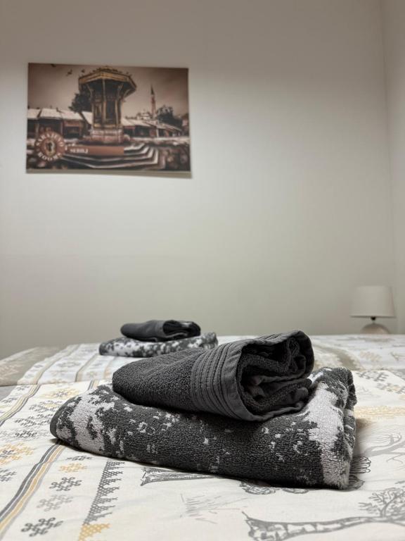 2 coperte su un letto in una stanza di Sarajevo Rooms a Sarajevo