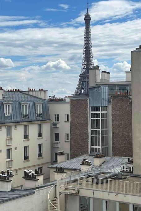 une vue de la tour Eiffel depuis une ville dans l'établissement Appartement champs Élysées vue sur Tour Eiffel, à Paris