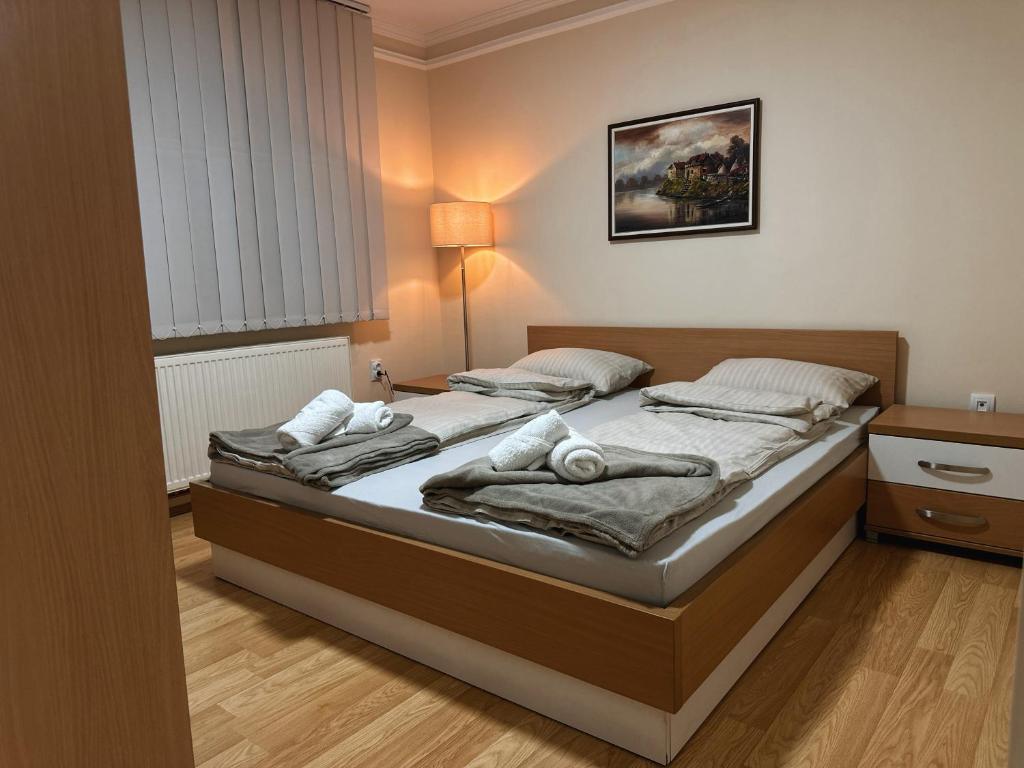 Postel nebo postele na pokoji v ubytování Royal Apartmani