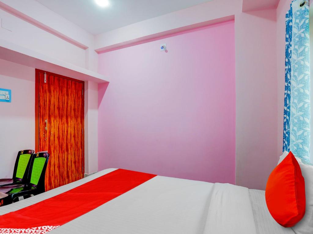 Postel nebo postele na pokoji v ubytování Hotel O Kalinga Inn