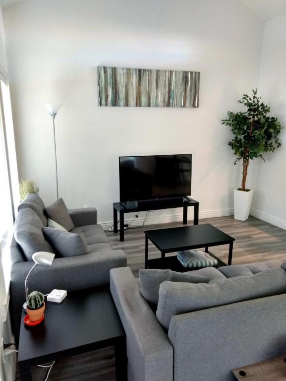 Posezení v ubytování Cozy condo near MCC with pool, BBQ, covered parking