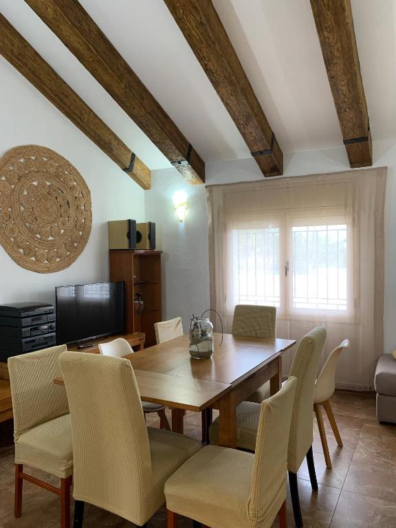 Posedenie v ubytovaní Casa Enric , con zona infantil, piscina y parking privado