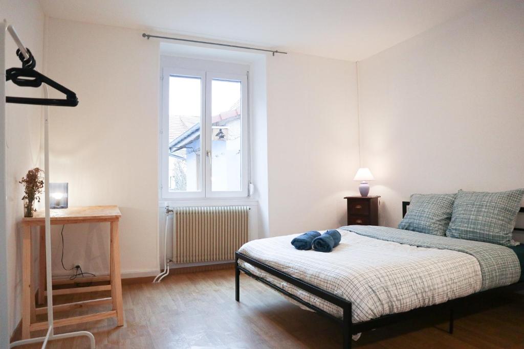 a bedroom with a bed with a blue stuffed animal on it at RDC Parfait pour halte et séjour 2 chambres, tram-train, autoroute à proximité, parking gratuit in Mulhouse