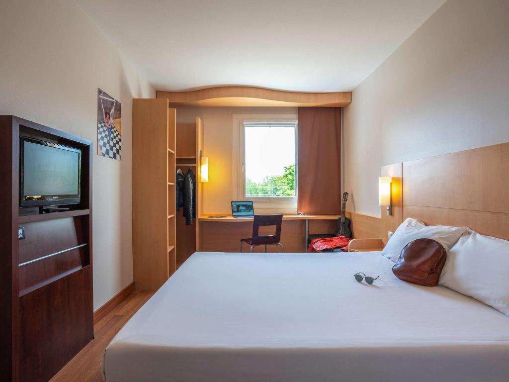 Uma cama ou camas num quarto em Ibis Hotel Plzeň