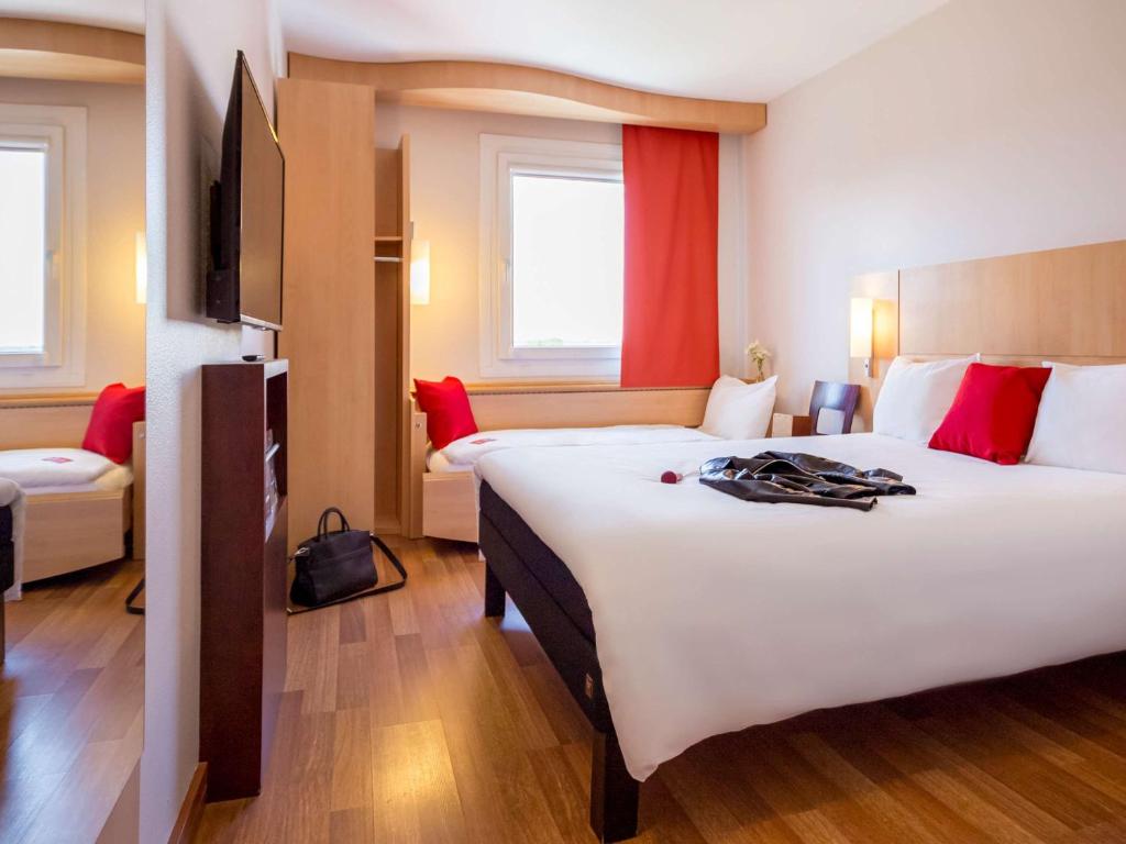 Uma cama ou camas num quarto em Ibis Hotel Plzeň