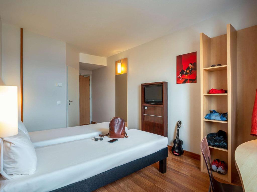 Uma cama ou camas num quarto em Ibis Hotel Plzeň