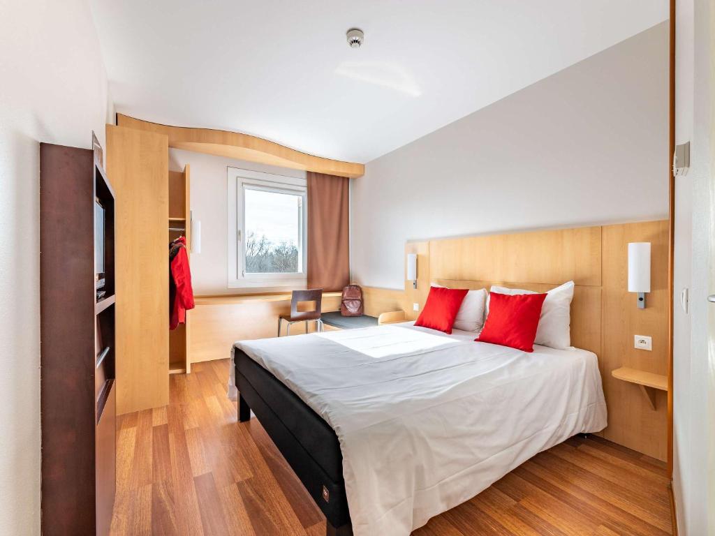 Uma cama ou camas num quarto em Ibis Hotel Plzeň