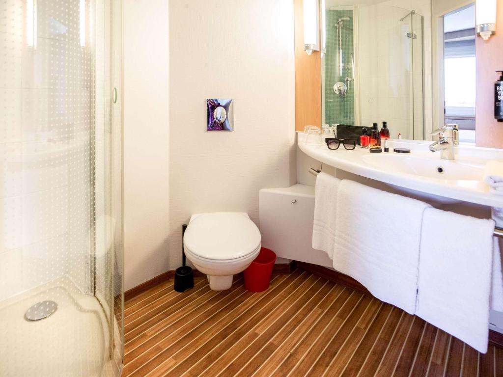 Uma casa de banho em Ibis Hotel Plzeň