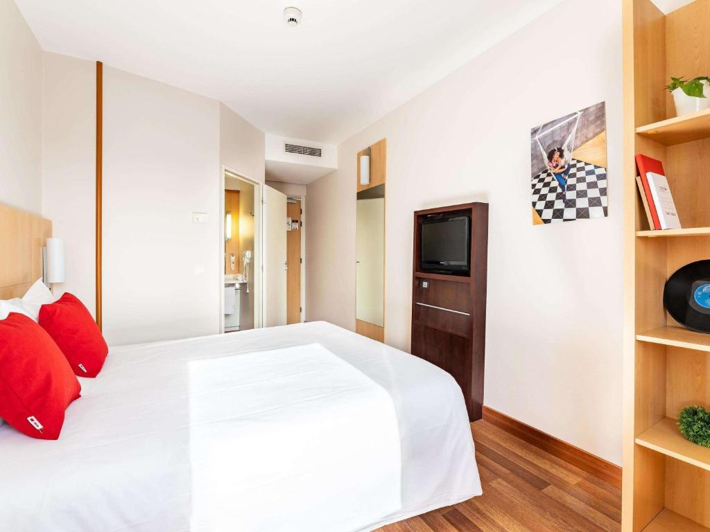 Uma cama ou camas num quarto em Ibis Hotel Plzeň