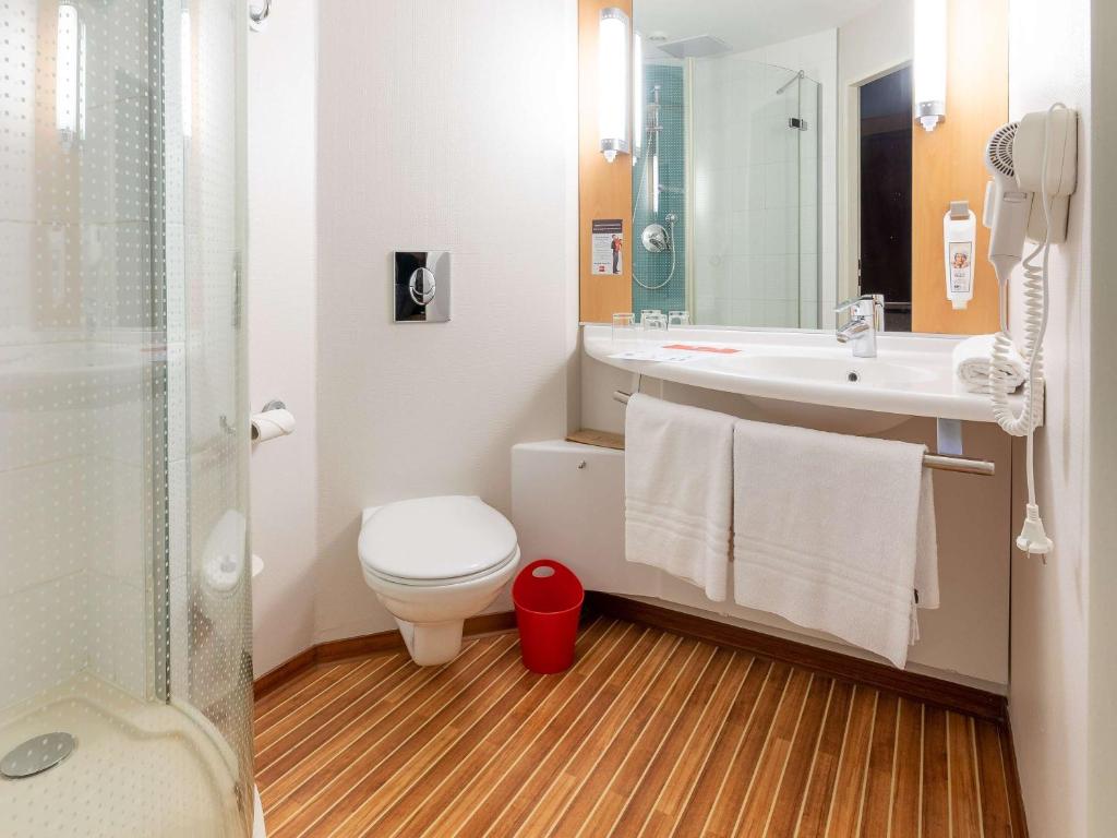 Uma casa de banho em Ibis Hotel Plzeň