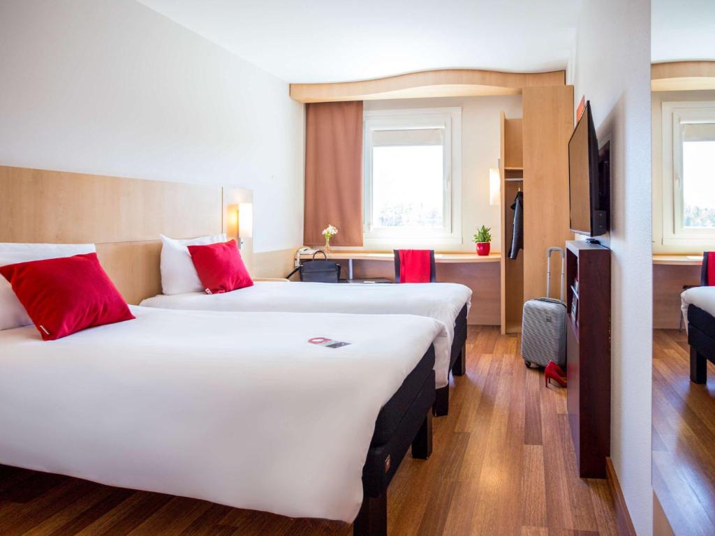 Uma cama ou camas num quarto em Ibis Hotel Plzeň