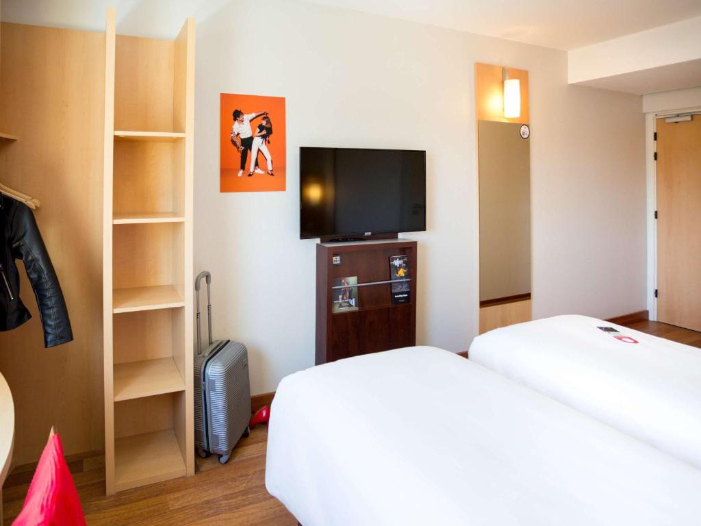 Uma cama ou camas num quarto em Ibis Hotel Plzeň