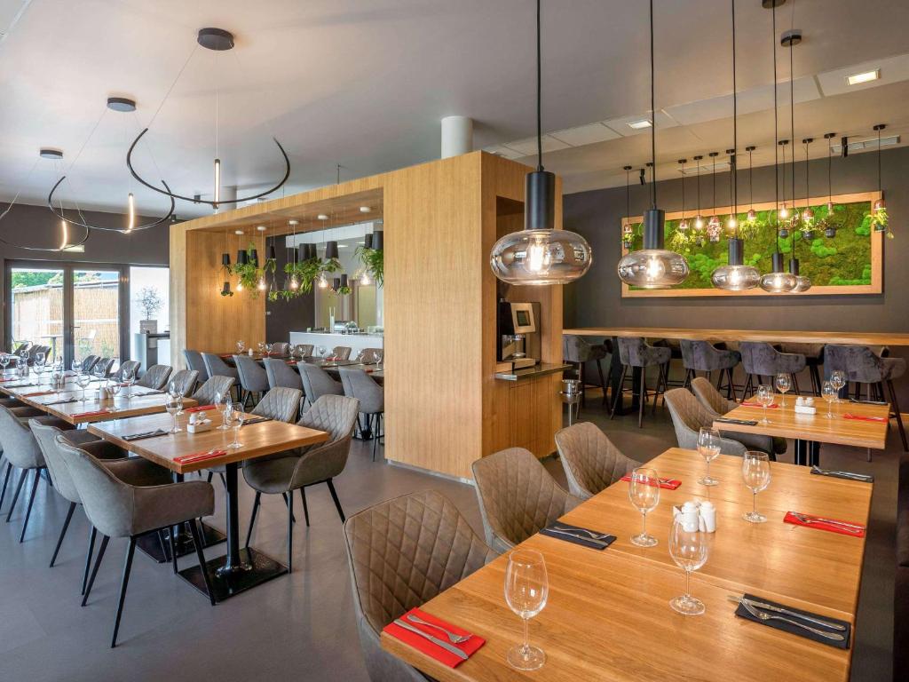 Um restaurante ou outro lugar para comer em Ibis Hotel Plzeň
