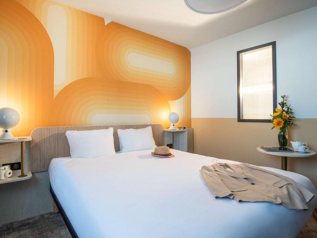 Postel nebo postele na pokoji v ubytování ibis Styles Pertuis Portes du Luberon