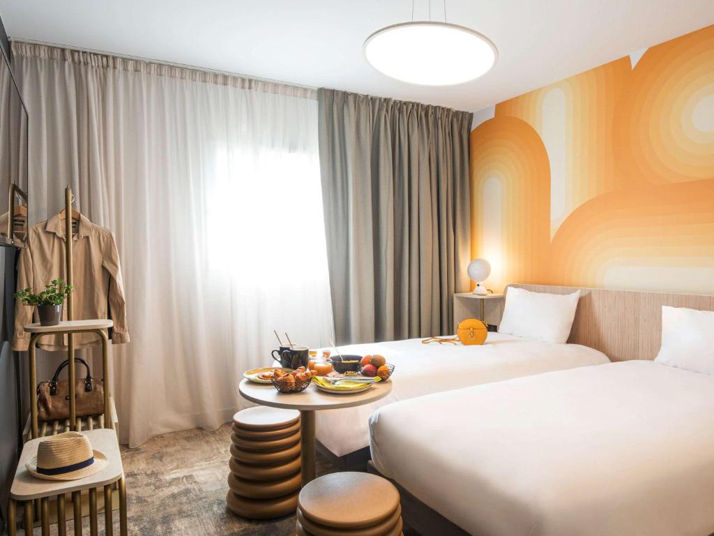 Postel nebo postele na pokoji v ubytování ibis Styles Pertuis Portes du Luberon