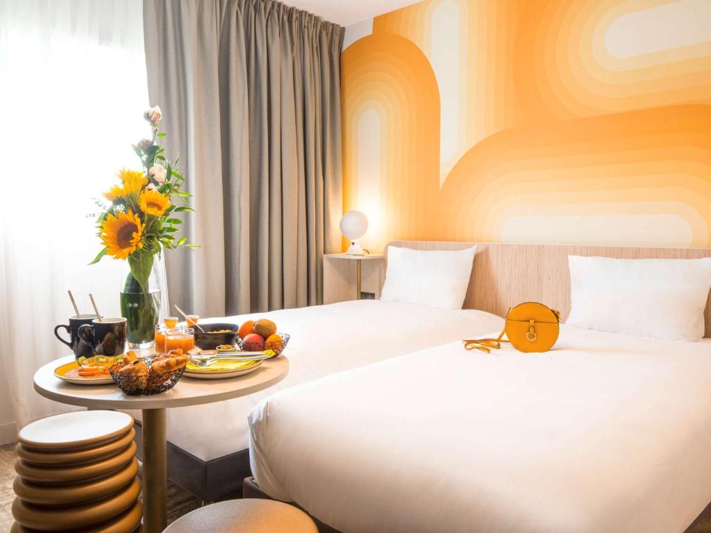 Postel nebo postele na pokoji v ubytování ibis Styles Pertuis Portes du Luberon