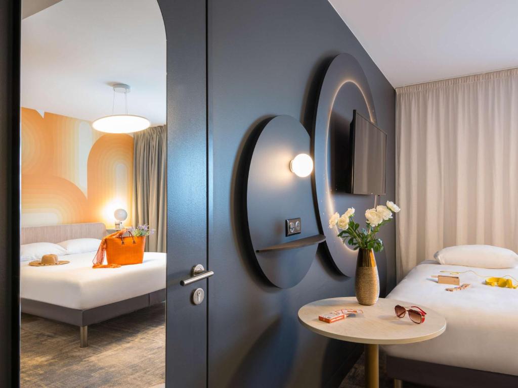 Postel nebo postele na pokoji v ubytování ibis Styles Pertuis Portes du Luberon
