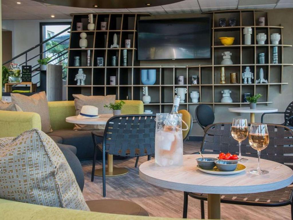 Posezení v ubytování ibis Styles Pertuis Portes du Luberon