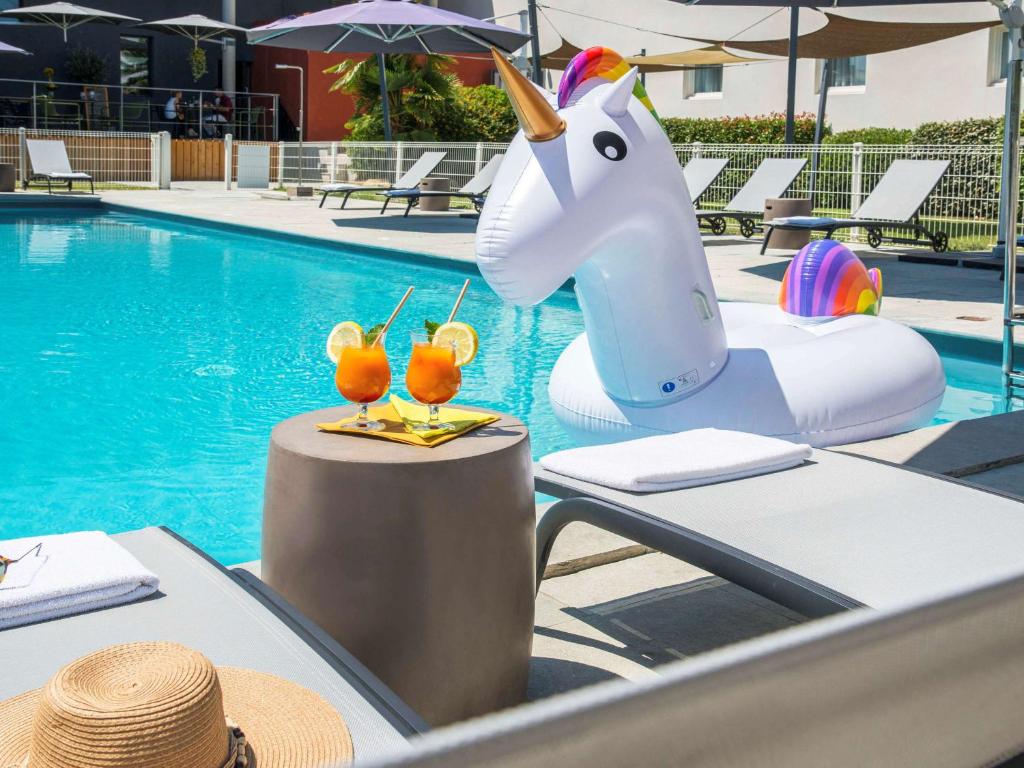 Bazén v ubytování ibis Styles Pertuis Portes du Luberon nebo v jeho okolí