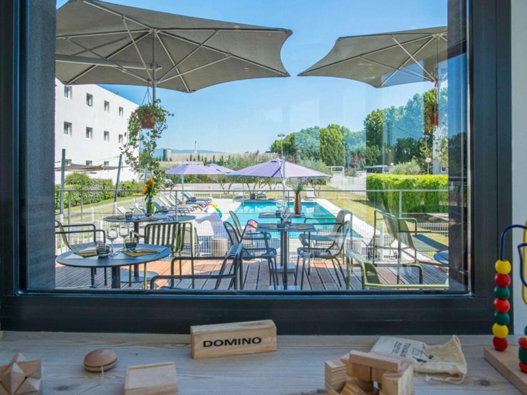 Bazén v ubytování ibis Styles Pertuis Portes du Luberon nebo v jeho okolí