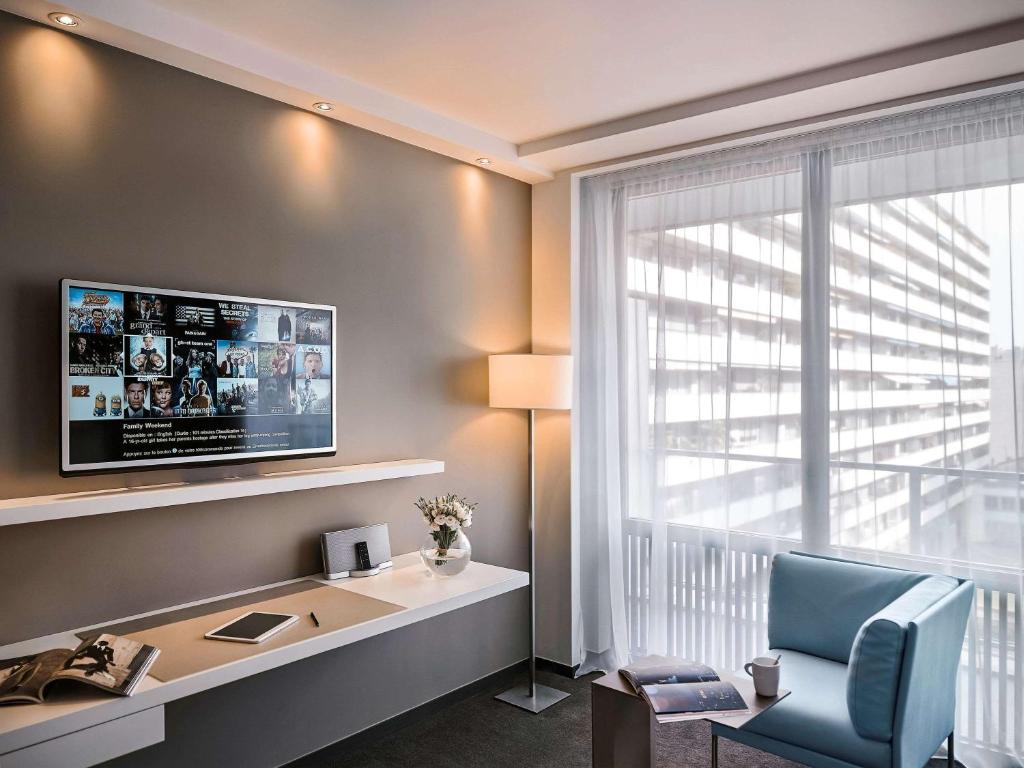TV a/nebo společenská místnost v ubytování Pullman Paris Tour Eiffel