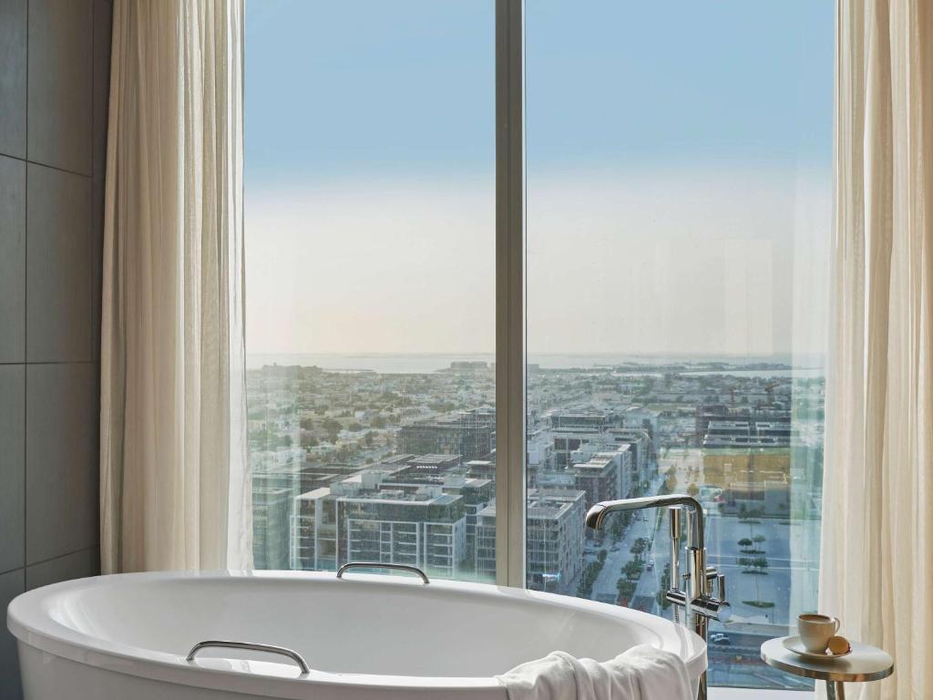 Nespecifikovaný výhled na destinaci Dubaj nebo výhled na město při pohledu z hotelu