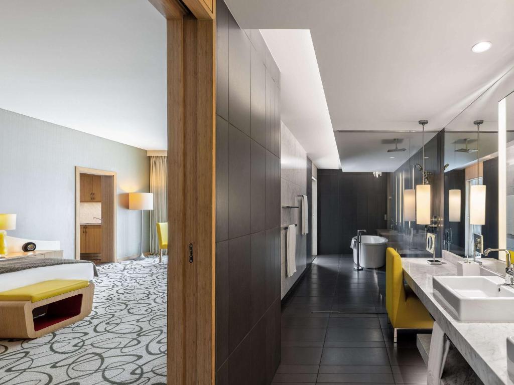 Postel nebo postele na pokoji v ubytování Sofitel Dubai Downtown